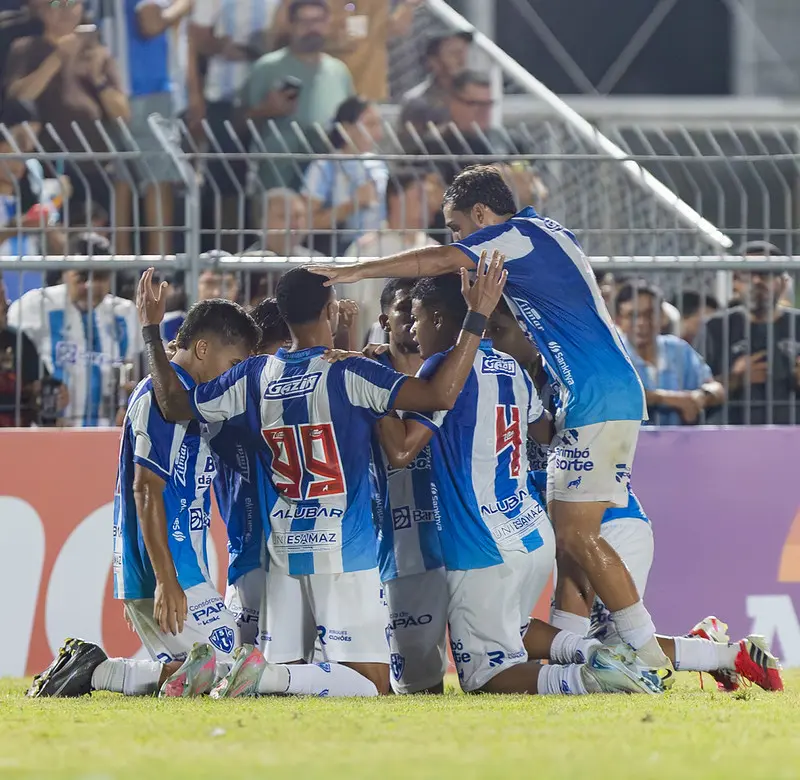 Paysandu marca no fim, vence Maranhão e encosta na liderança da Série C