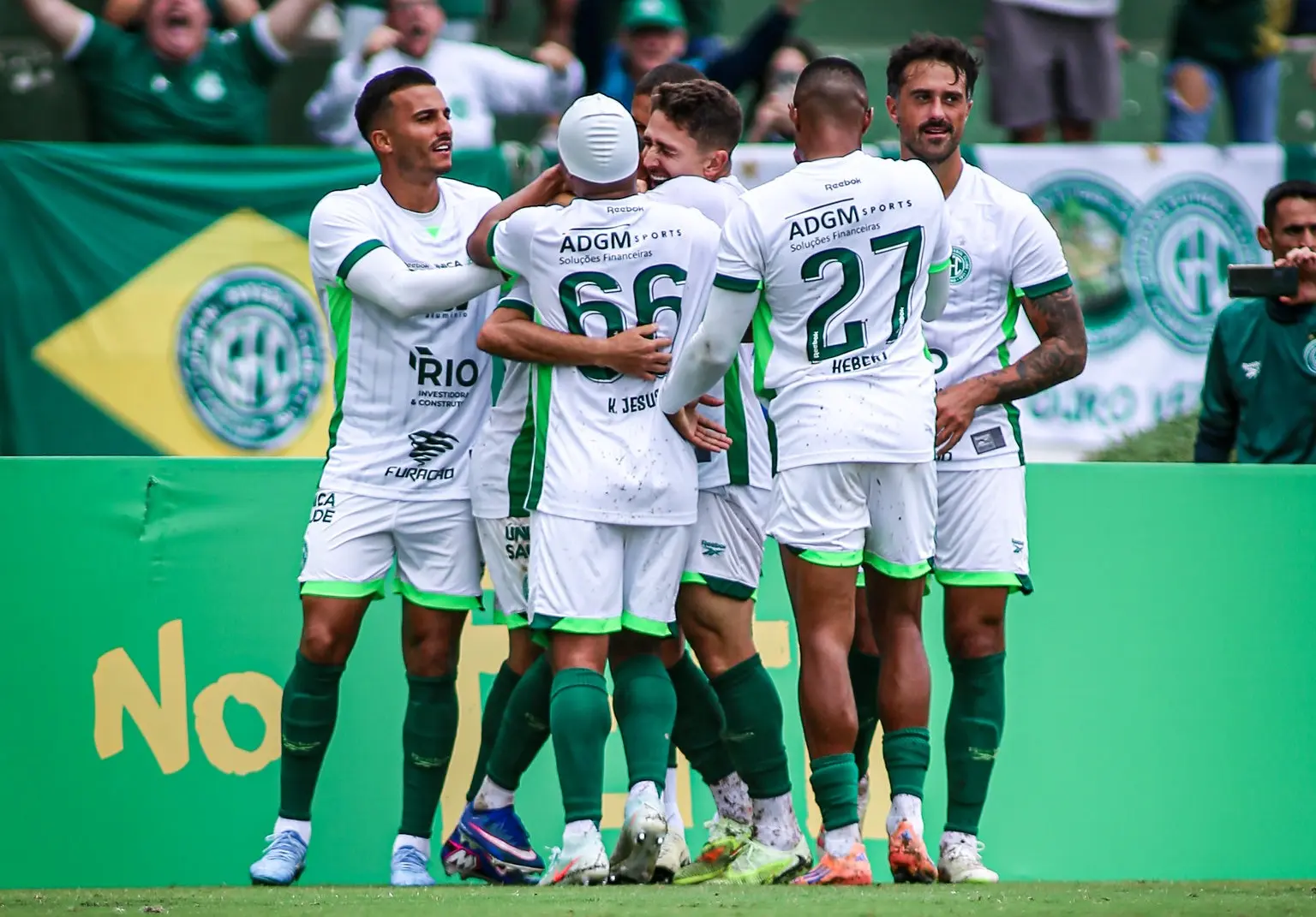 Guarani busca empate com um a menos e mantém liderança da Série C