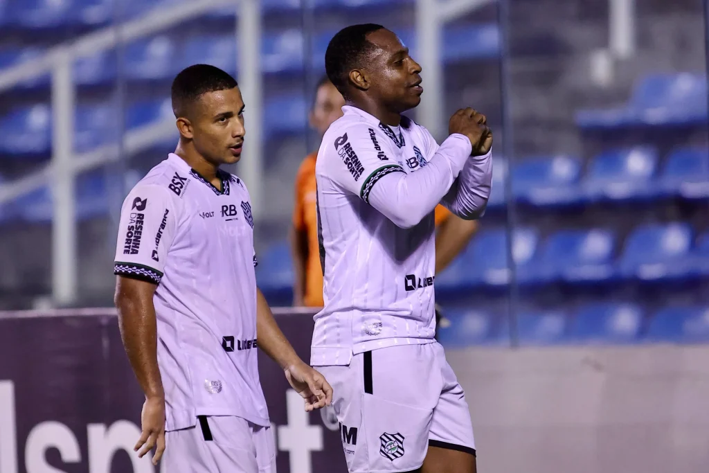 Figueirense busca virada nos acréscimos e bate o Floresta pela Série C
