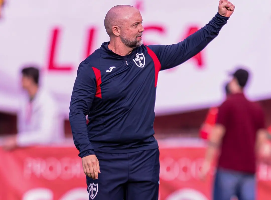 Portuguesa demite Ademir Fesan após eliminação na Série D