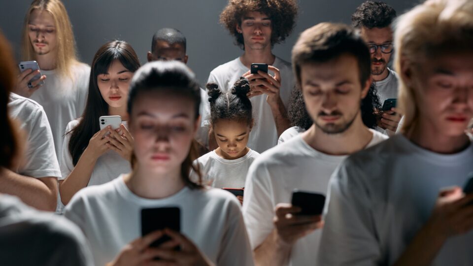 A geração que desaprendeu a conversar e perdeu a humanidade