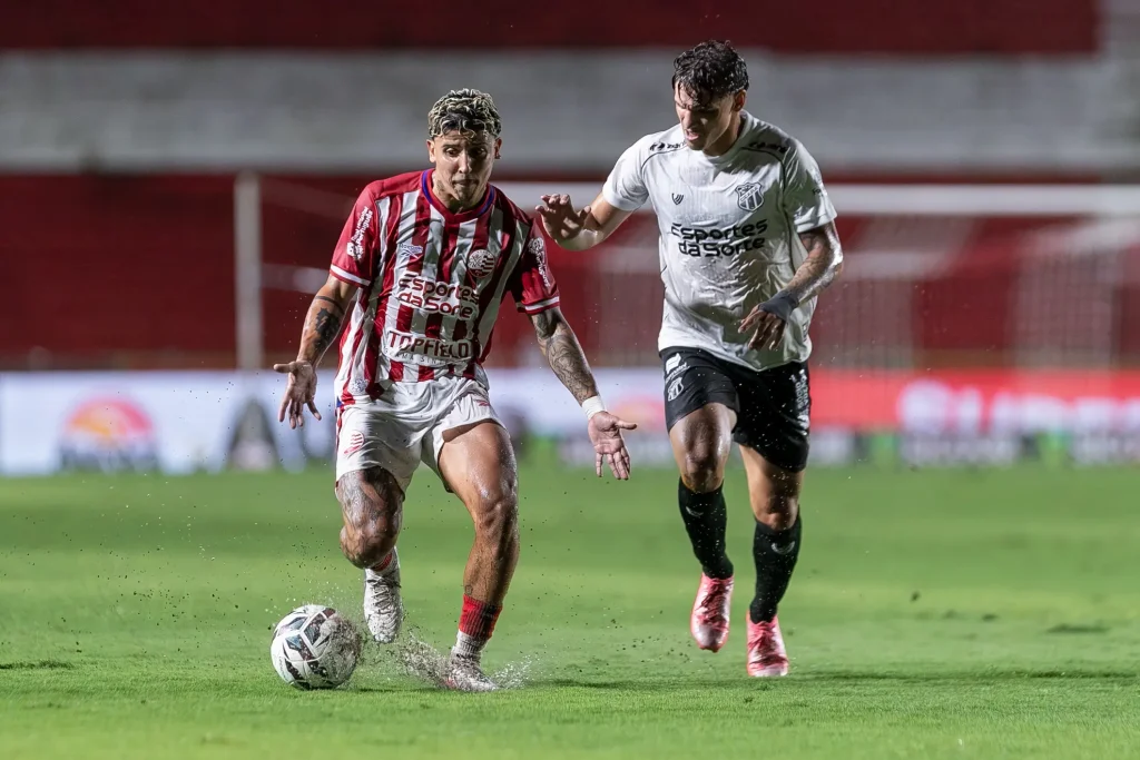 Náutico vence o Ceará, se afasta do Z4 e chega a cinco jogos invicto na Série B Náutico vence o Ceará, se afasta do Z4 e chega a cinco jogos invicto na Série B