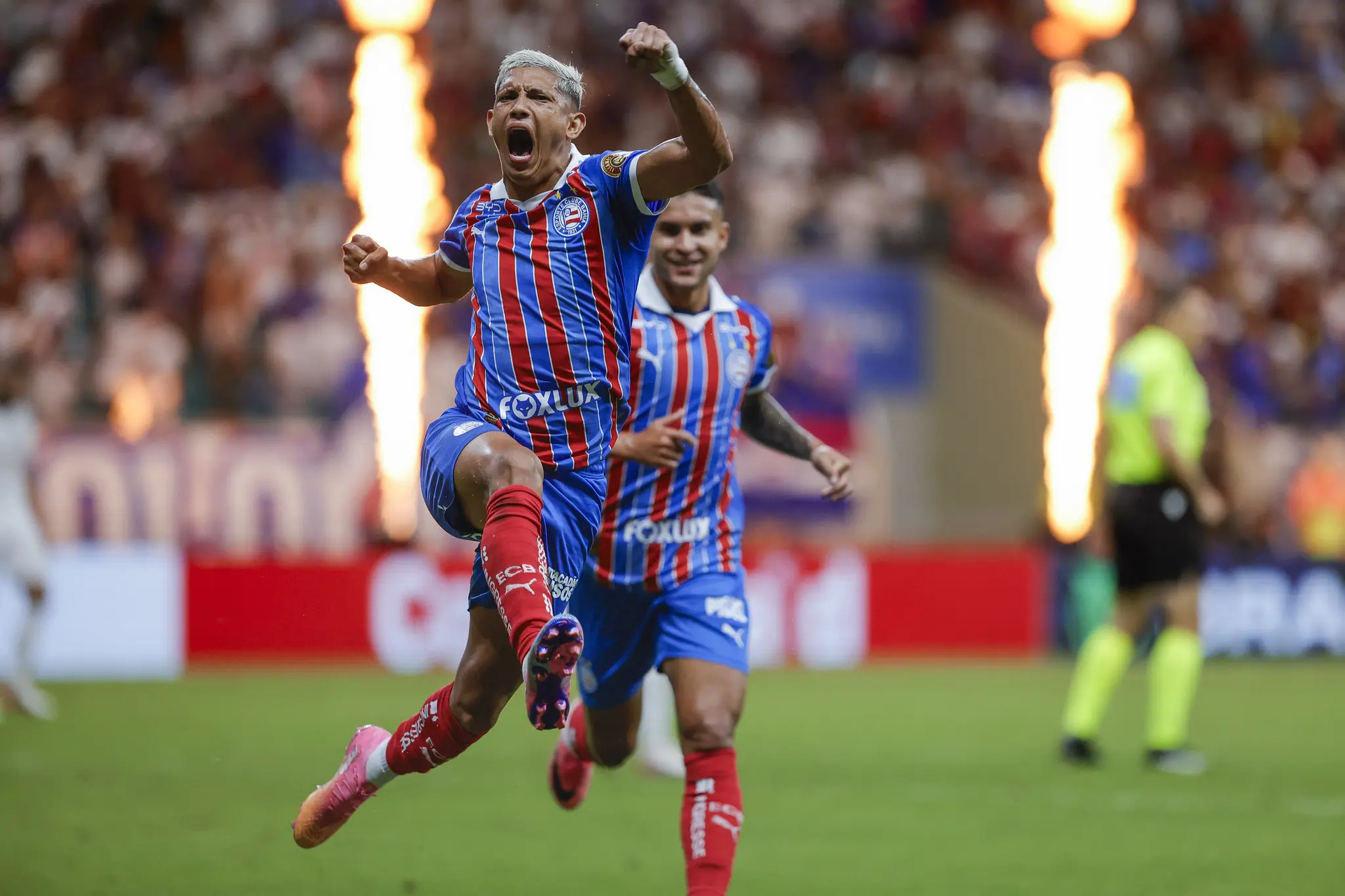 Com dois de Pulga, Bahia vence Internacional, amplia série invicta e sobe para quinto no Brasileirão