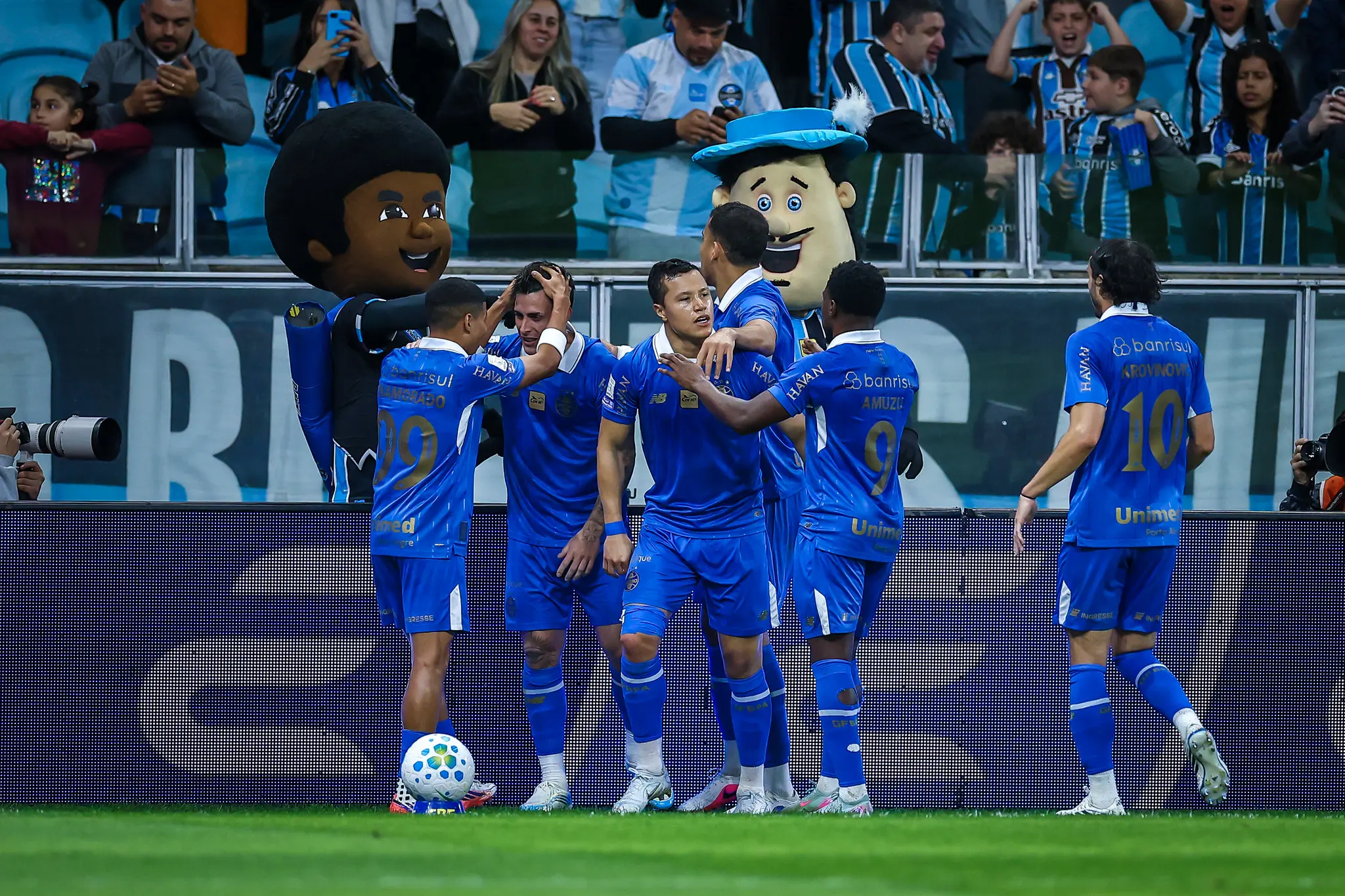 Grêmio vira sobre Chapecoense e encerra sequência de derrotas no Brasileirão