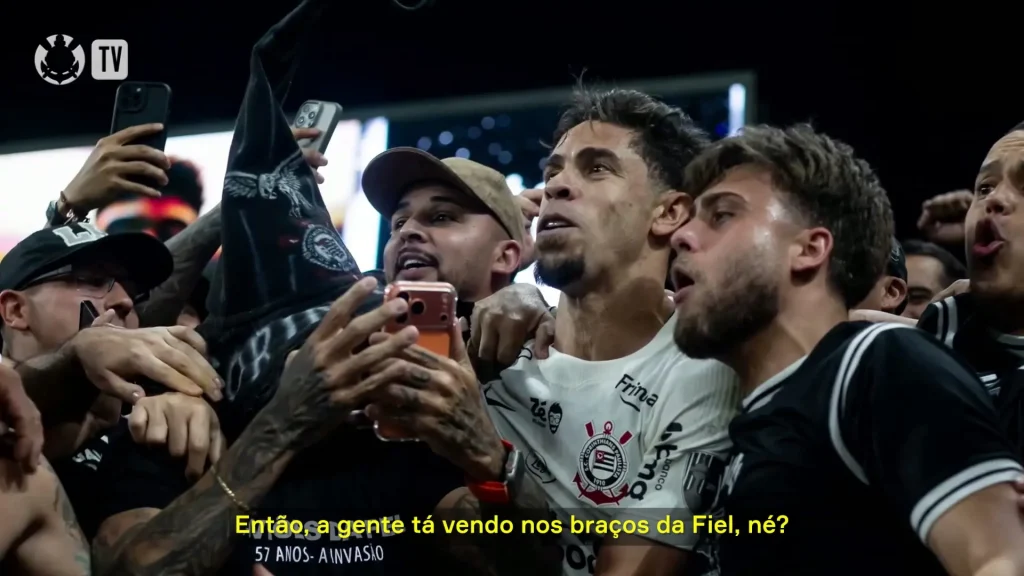 Gabriel Paulista recebe homenagem pelo ‘Poropopó’ com a Fiel Gabriel Paulista recebe homenagem pelo ‘Poropopó’ com a Fiel