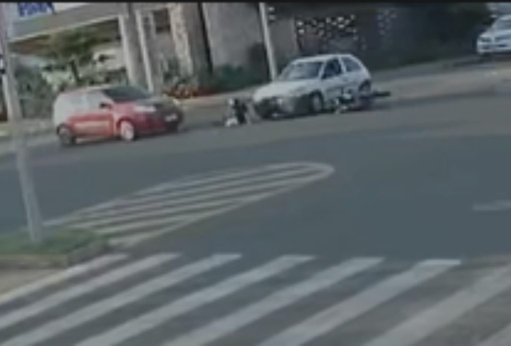 Vídeo mostra batida que matou motociclista entre dois carros em Campo Grande Vídeo mostra batida que matou motociclista entre dois carros em Campo Grande