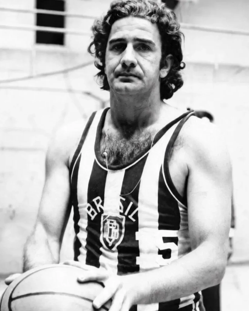 Morre Carlos Massoni, o Mosquito, lenda do basquete brasileiro Morre Carlos Massoni, o Mosquito, lenda do basquete brasileiro
