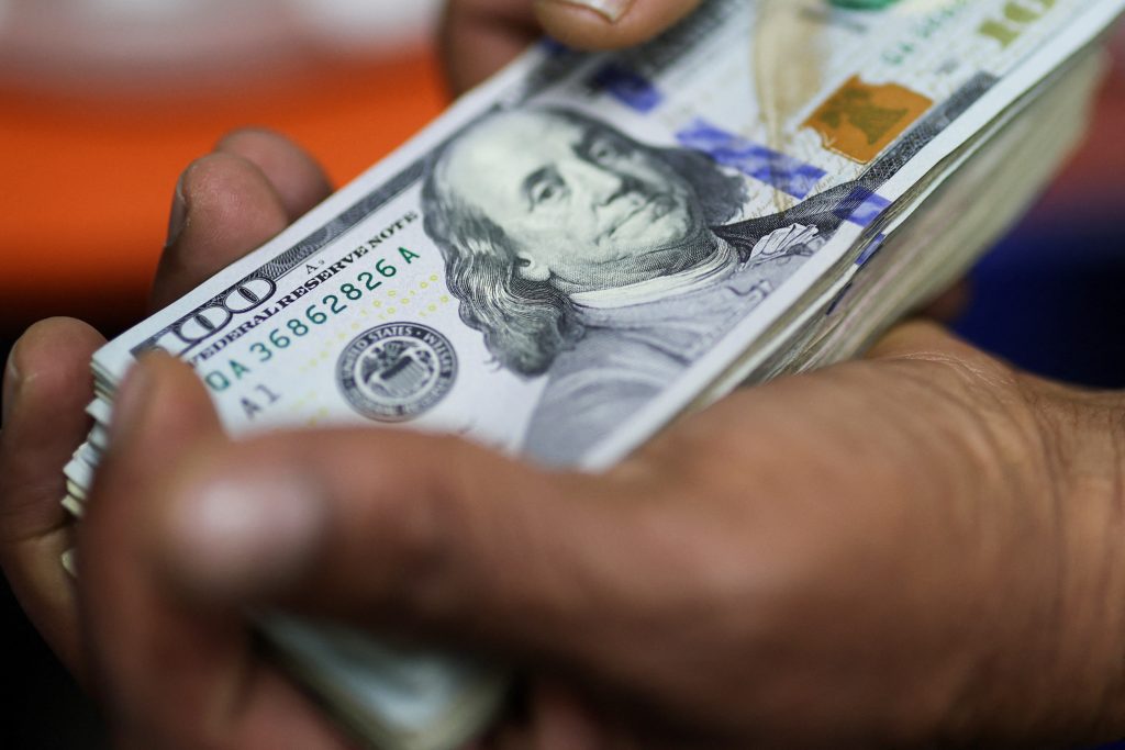 Dólar sobe e fecha a R$ 5,19 com petróleo em alta e reunião entre Trump e Xi Jinping; Ibovespa cai