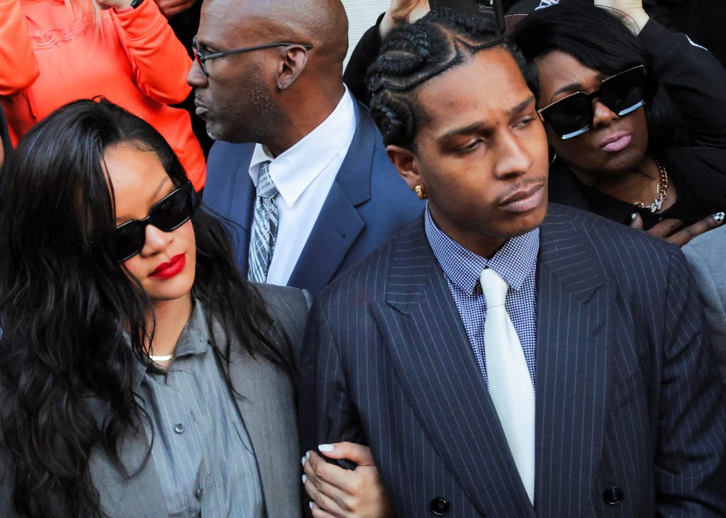 Mulher acusada de atirar na casa de Rihanna é indiciada por tentativa de homicídio Mulher acusada de atirar na casa de Rihanna é indiciada por tentativa de homicídio