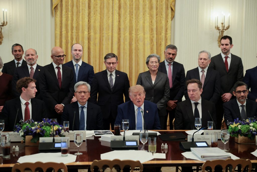 Em encontro com CEOs de IA, Trump diz que empresas vão se ‘autorregular’; veja FOTOS