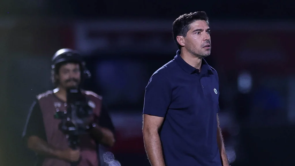 Abel Ferreira é suspenso por dois jogos pelo STJD após chutar microfone; veja detalhes