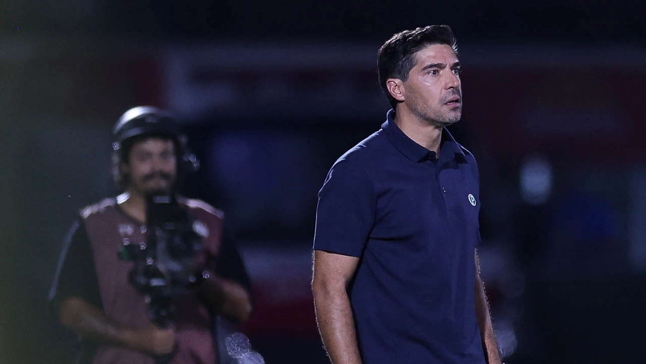 Abel Ferreira é suspenso por dois jogos pelo STJD após chutar microfone; veja detalhes