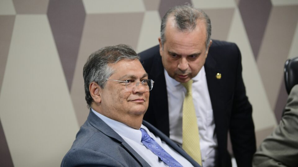Marinho compara poder de Dino sobre emendas ao inquérito das fake news