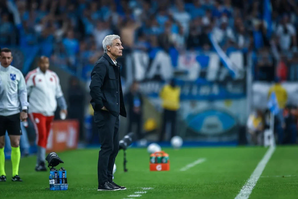 Luís Castro comemora classificação do Grêmio na Copa do Brasil