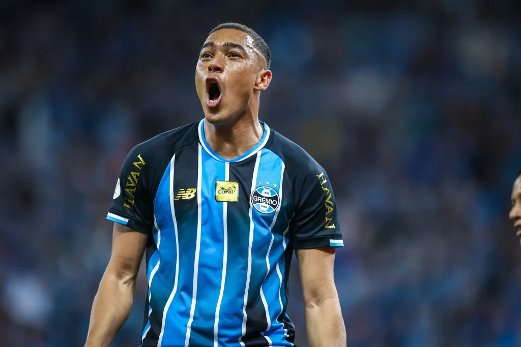Grêmio faz três no Inter e pega o Atlético-MG na semi da Copa do Brasil Grêmio faz três no Inter e pega o Atlético-MG na semi da Copa do Brasil