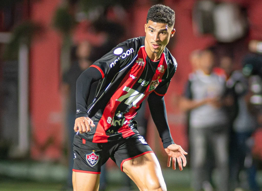 Renê celebra gol contra o Grêmio e mira sequência do Vitória no Brasileirão
