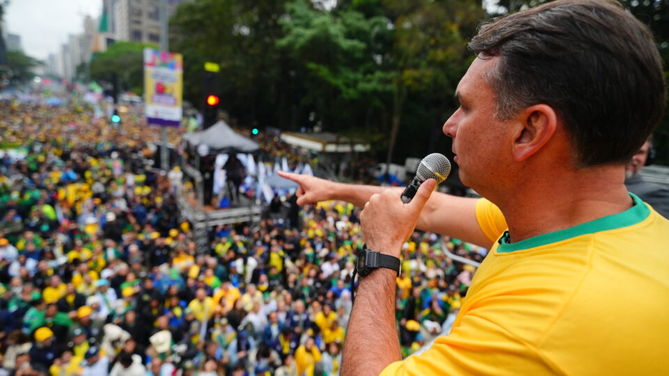Flávio nega dinheiro público em Dark Horse antes de investigação autorizada por Mendonça ser revelada