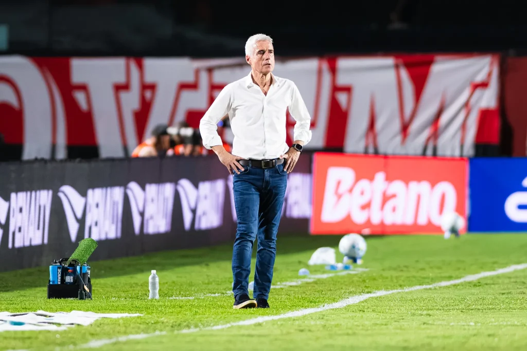 Luís Castro lamenta derrota do Grêmio e afirma: “Não merecíamos perder” Luís Castro lamenta derrota do Grêmio e afirma: “Não merecíamos perder”