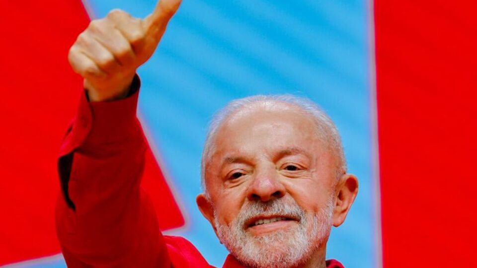 “De dia mostra a bandeira nacional e de noite vai ficar de quatro para os EUA”, diz Lula sobre irmãos Bolsonaro