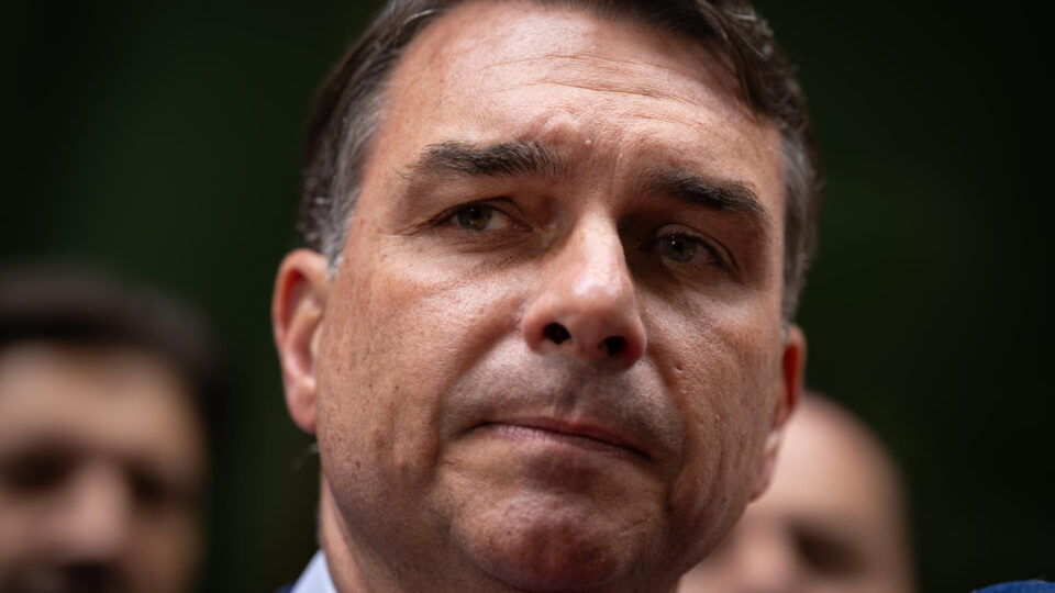 Flávio Bolsonaro reage a foto de Gonet com Vorcaro: “rindo da cara do povo sofrido” Flávio Bolsonaro reage a foto de Gonet com Vorcaro: “rindo da cara do povo sofrido”