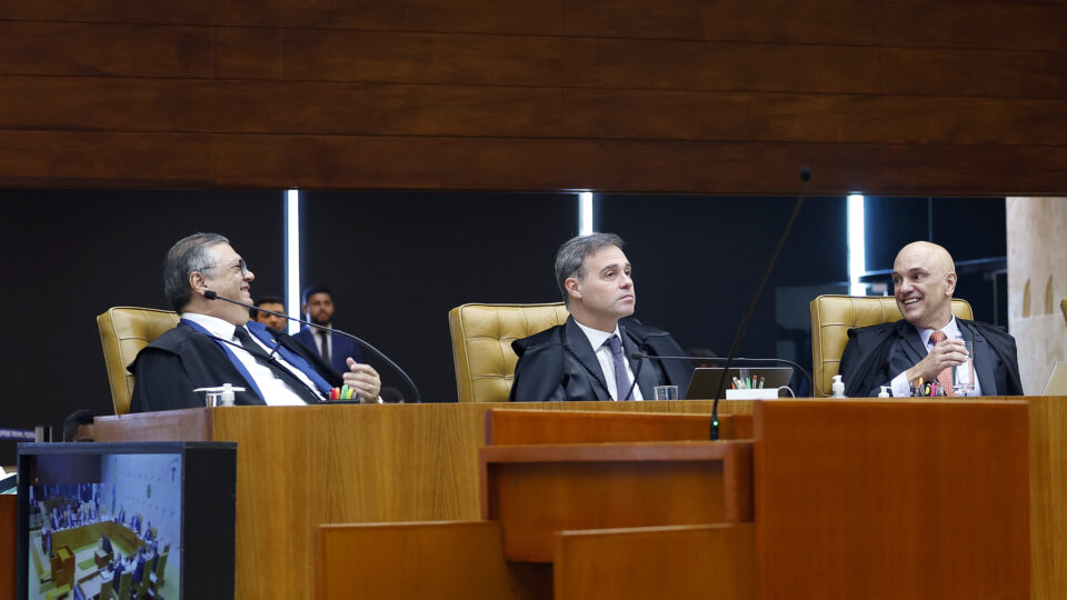 Dino sai em defesa de Moraes e diz que STF não pode seguir “tribunal do Facebook”