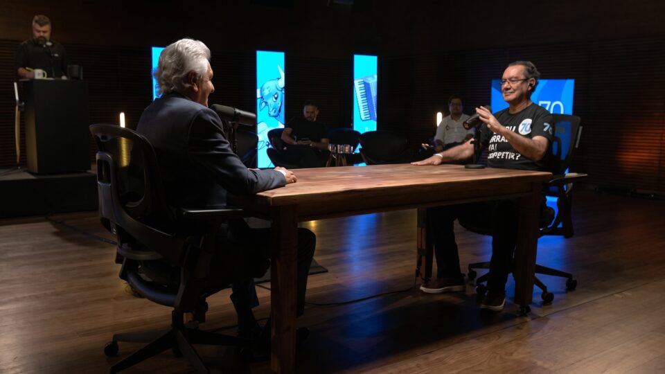 Flávio e Lula faltam ao debate do Flow e viram alvos de ataques sobre o Bolsa Família e o caso Master