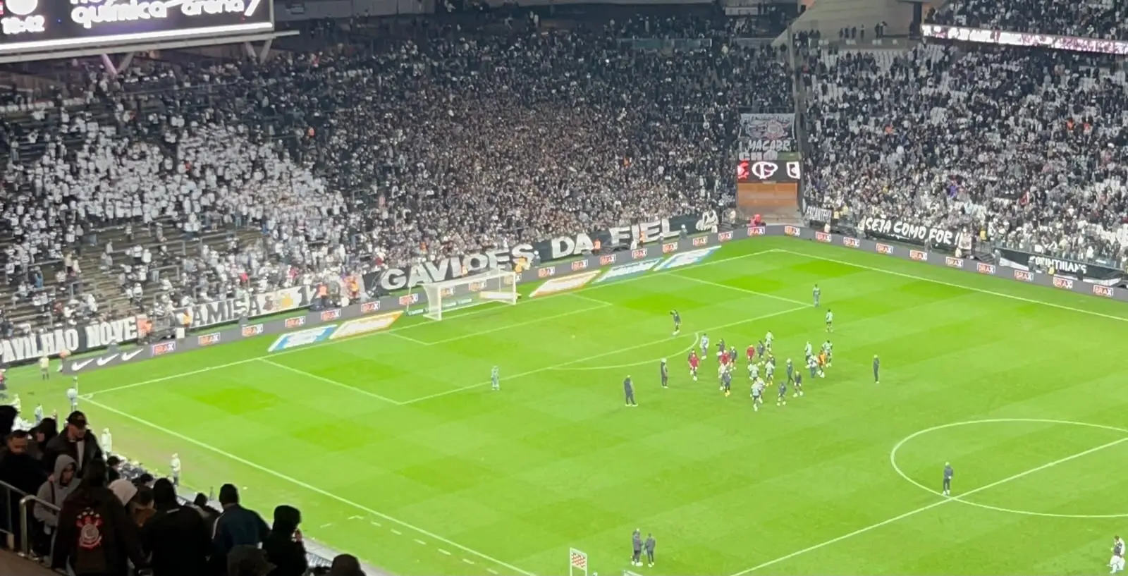 Torcida do Corinthians protesta após derrota para a Chape: “Time sem vergonha”