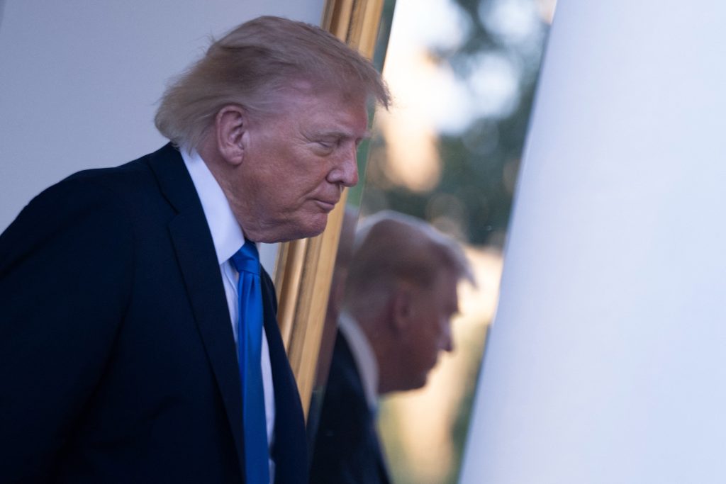 Aprovação de Trump cai para 33%, menor nível já registrado, com piora na avaliação da economia e do custo de vida Aprovação de Trump cai para 33%, menor nível já registrado, com piora na avaliação da economia e do custo de vida