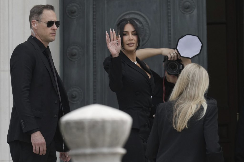 Kim Kardashian recebe indenização simbólica de 1 euro por roubo de joias em Paris