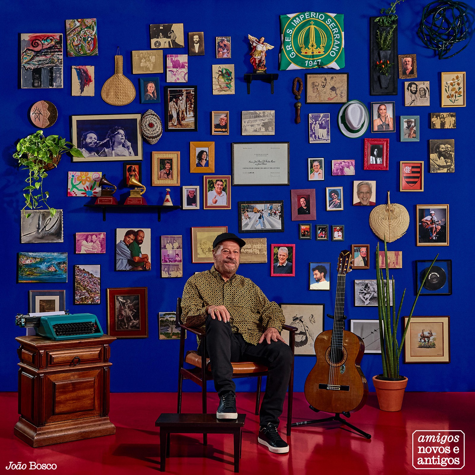 João Bosco completa a ‘parede da memória’ na capa do álbum ‘Amigos novos e antigos’ – veja a imagem
