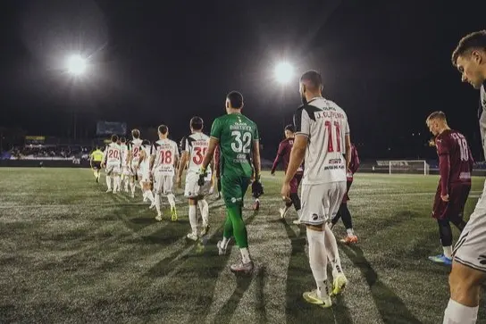 Torcedores invadem campo e agridem jogadores do próprio time no Uruguai