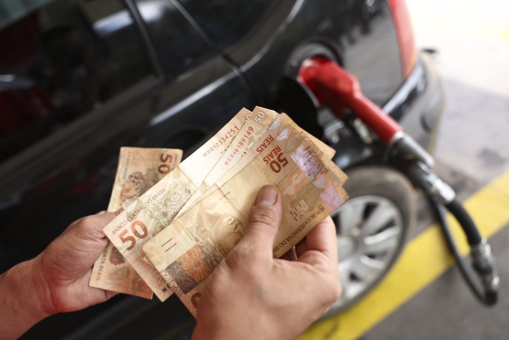 Governo amplia fiscalização de preços de combustíveis e prevê multas de até R$ 500 milhões contra práticas abusivas Governo amplia fiscalização de preços de combustíveis e prevê multas de até R$ 500 milhões contra práticas abusivas