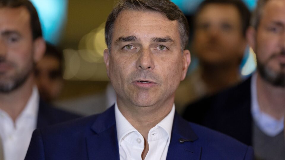 Defesa de Flávio pede que Fachin suspenda investigações e acusa PT de “escolher” relatores