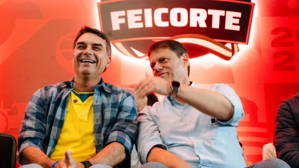 Tarcísio diz que pode ajudar campanha de Flávio em outros estados no segundo turno