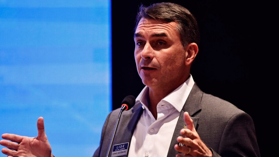 Flávio Bolsonaro tentou ligar para Vorcaro nos 4 dias antes da prisão do banqueiro