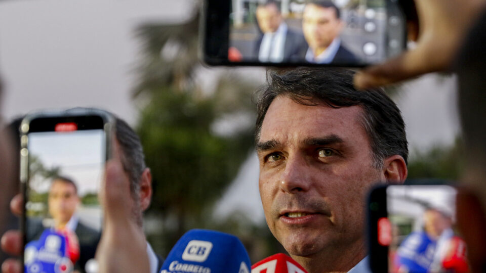 Defesa de Flávio pediu quatro vezes para transferir investigação de Dark Horse de Dino para Mendonça