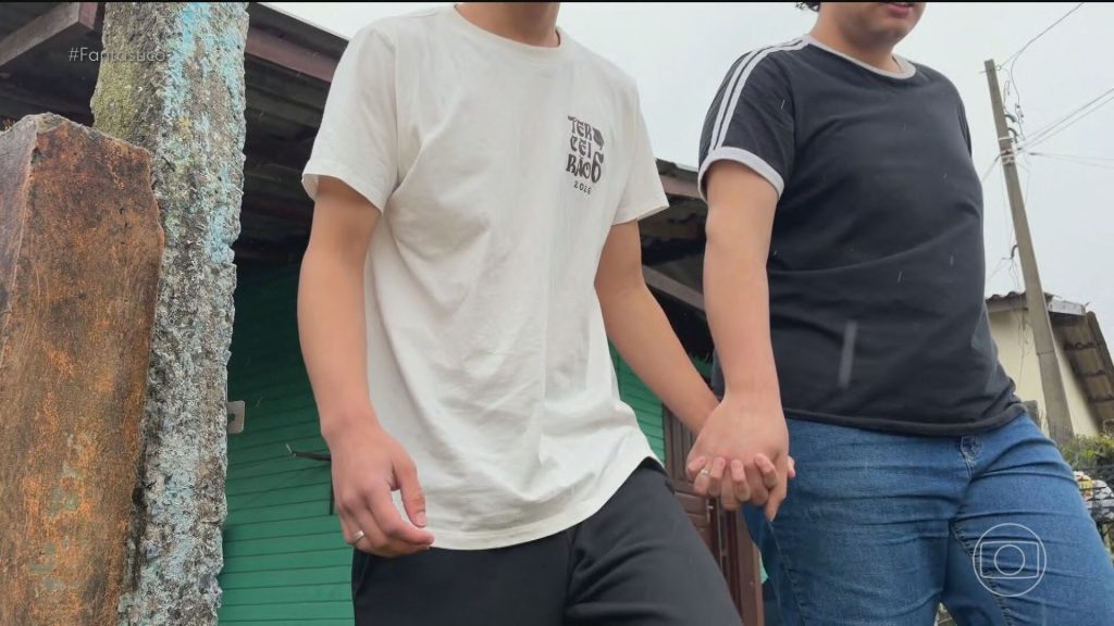 ‘Meu pai achou que não haveria consequências’: jovem expulso de casa por ser gay consegue indenização na Justiça contra os pais ‘Meu pai achou que não haveria consequências’: jovem expulso de casa por ser gay consegue indenização na Justiça contra os pais