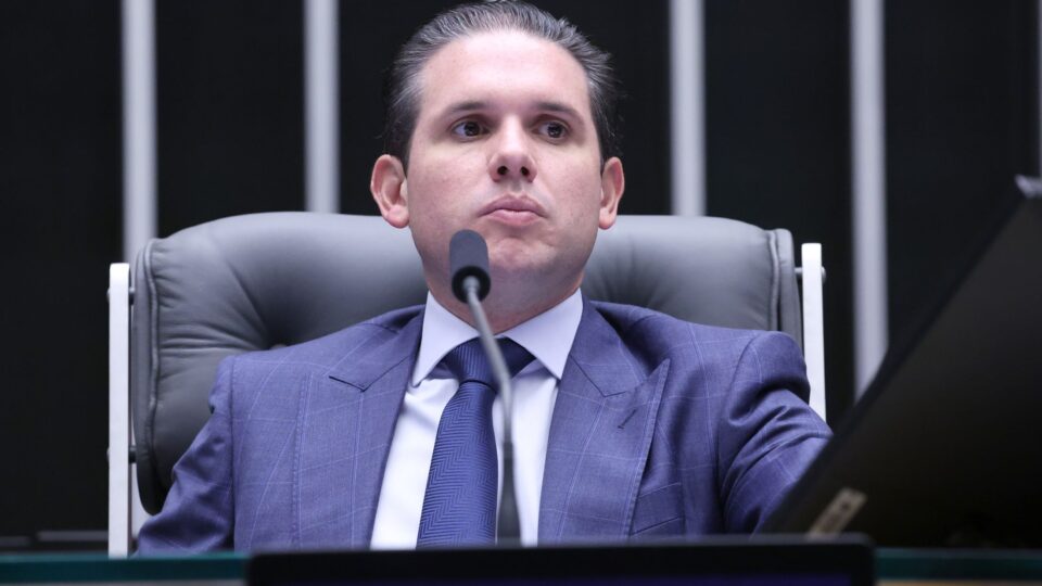 Mensagens citam tratativa de “sociedade” entre Motta e Vorcaro; deputado nega ilícito