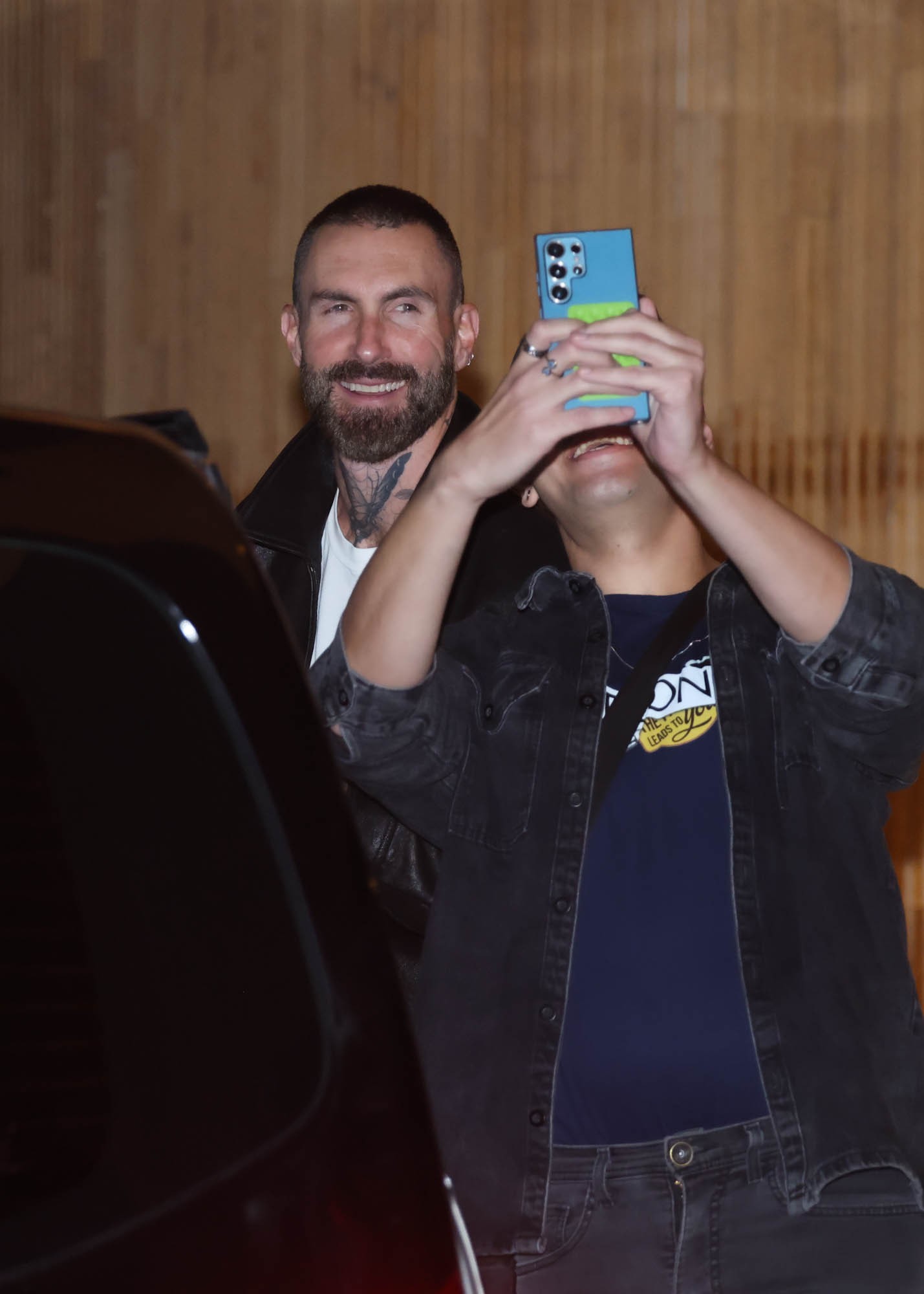 Integrantes do Maroon 5 atendem fãs na porta de hotel em SP