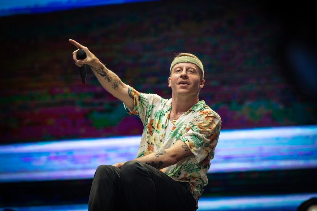 Macklemore esgota ingressos para shows pró-Palestina após expulsão da turnê de Ed Sheeran Macklemore esgota ingressos para shows pró-Palestina após expulsão da turnê de Ed Sheeran