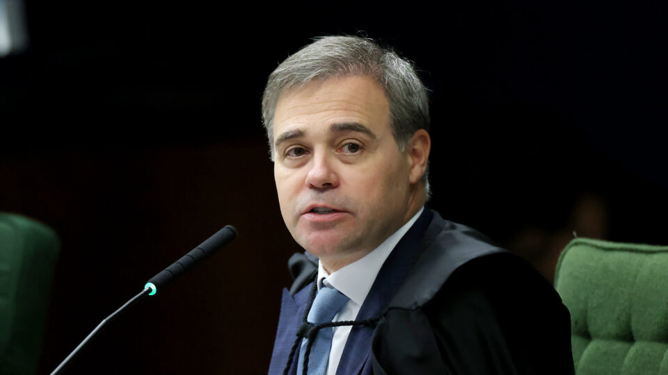 Mendonça acata pedido de Fachin e levanta sigilo do caso Master