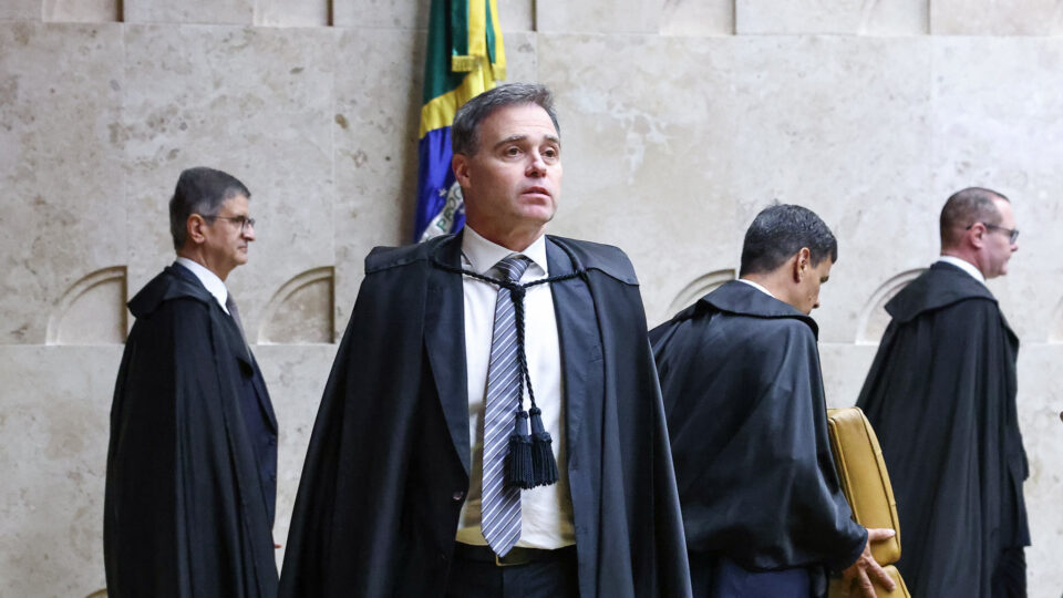 Mendonça apresenta notas de ternos para rebater suspeita de presente de Vorcaro
