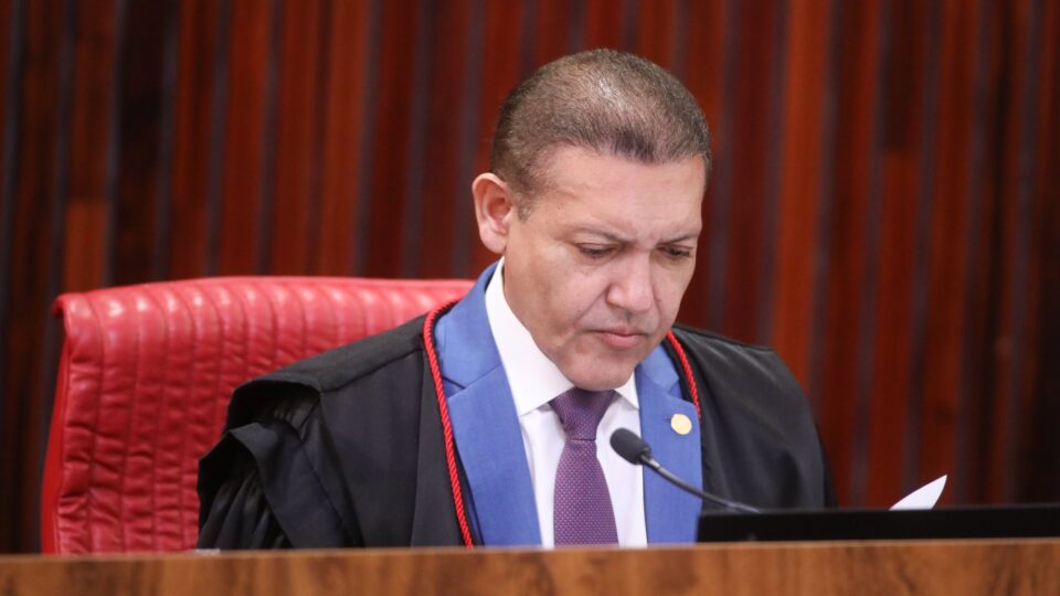 Nunes Marques recua de julgamento após sofrer pressões em várias frentes