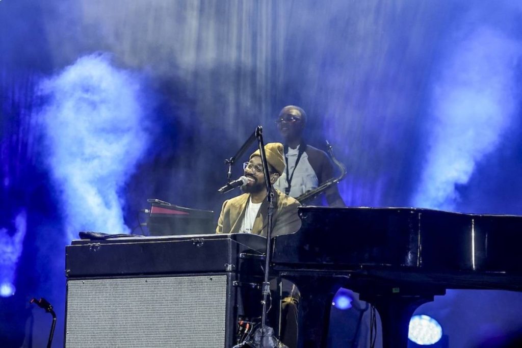 PJ Morton faz show encantador misturando gospel, soul e R&B, mas é ofuscado em dia de K-pop e canta para público modesto