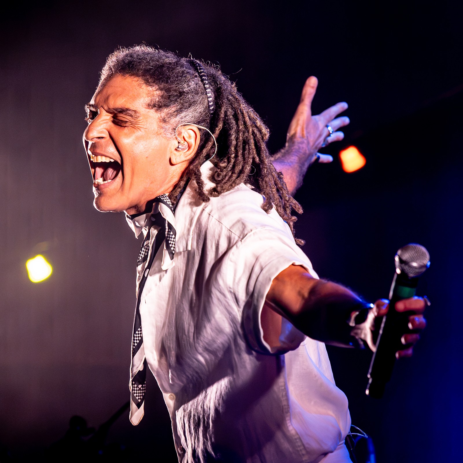 Marcos Sacramento ‘bebe da chama’ do samba em show que transpõe a roda do cantor para o palco com certa vibração