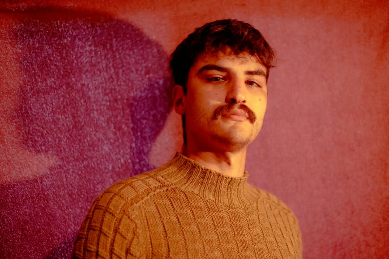 Caian Zattar fala do desafio de interpretar Belchior em série, da carreira artística e do pai, que foi galã da TV nos anos 1990