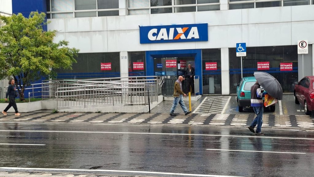 Greve na Caixa: banco apresenta nova proposta para plano de saúde; categoria vota em assembleia na segunda Greve na Caixa: banco apresenta nova proposta para plano de saúde; categoria vota em assembleia na segunda
