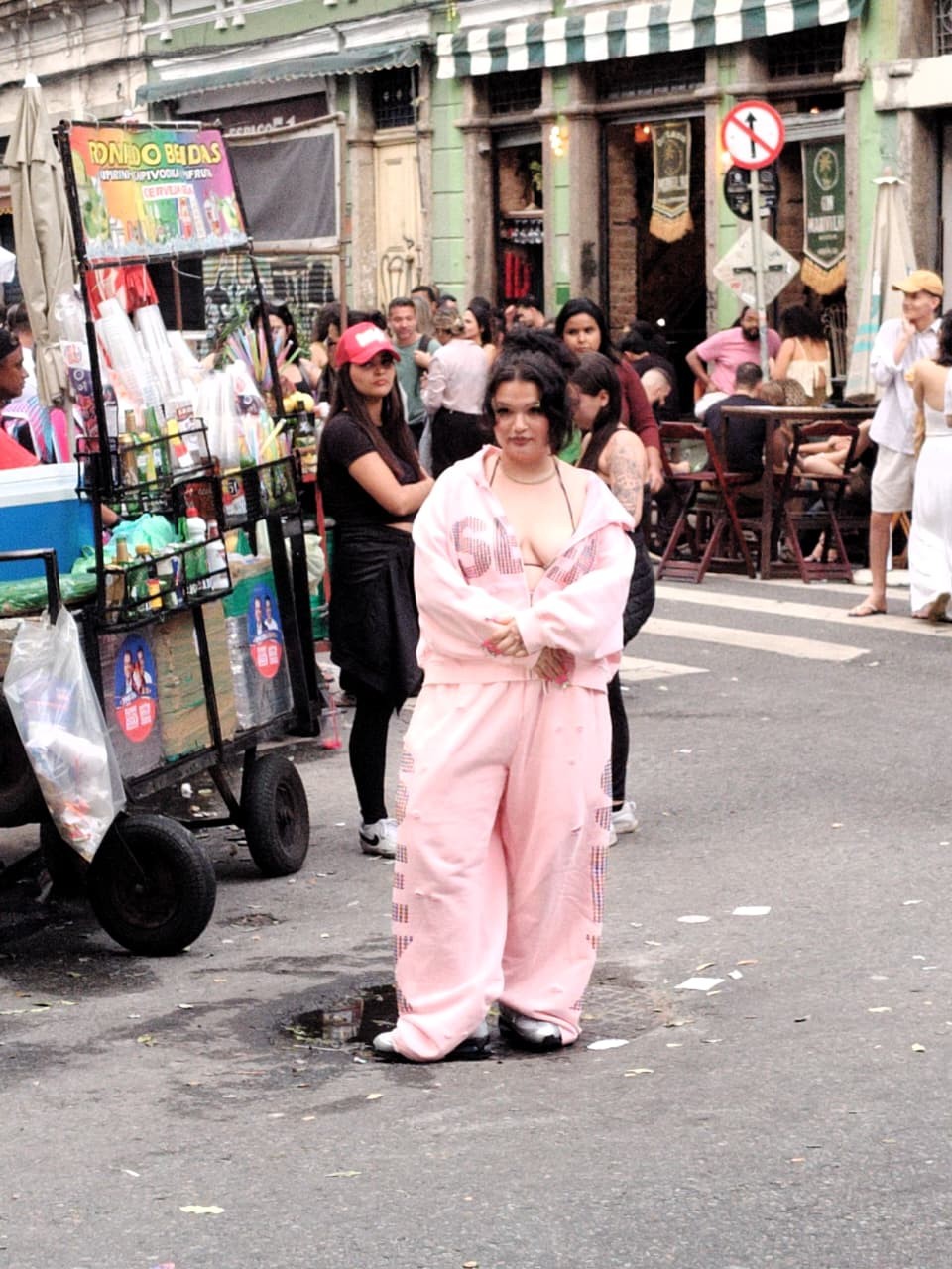 Atração do Rock In Rio, Lola Young chama atenção em passeio pela Lapa antes de show