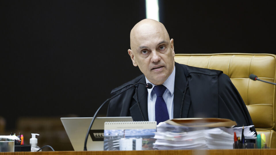 Moraes multa advogado por usar comando oculto de IA em petição de réu do 8 de janeiro