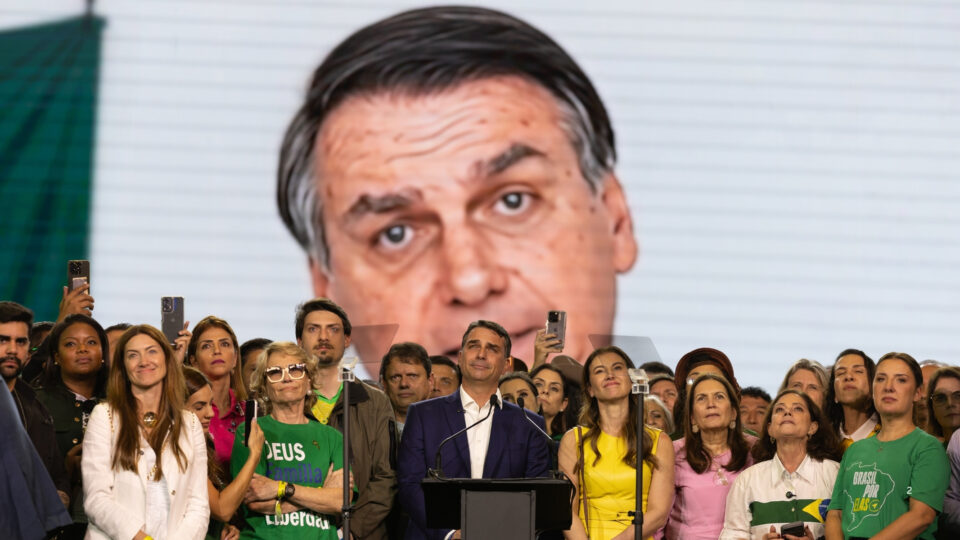Moraes envia à PGR novo pedido de Flávio para visitar Bolsonaro